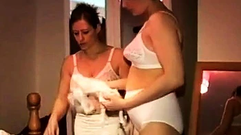 Reife Freundinnen ficken lesbische Fotze mit Fingern