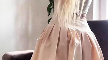 Jeune blonde se branle et baise avec jouets