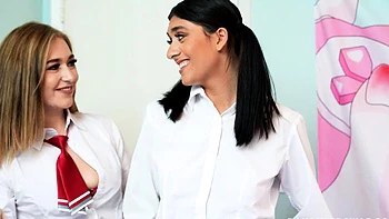 Callie Black et Aubry Babcock lesbianes au doigt