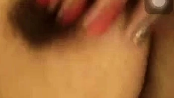 Asiatische Milf masturbiert solo im Webcam-Chat