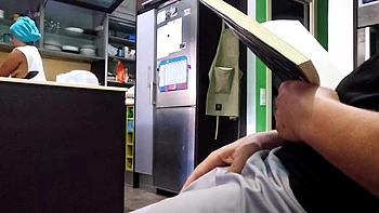 Показываю член мачехе, она дрочит