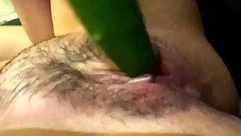 Puta gorda follada con pepino