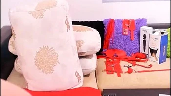 Heiße Babe masturbiert mit großem Schwanz im Webcam