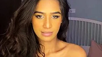 Ruiva lésbica mostra os peitos e brinca com brinquedos