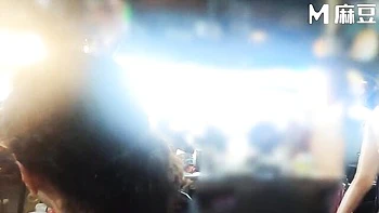 Asiatische AsiaM leckt Pussy und reitet mit großen Titten