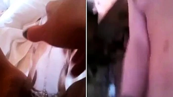 Британская девка ебет себя бутылкой и игрушками