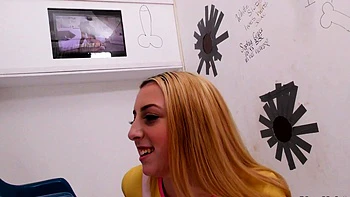 Melody Parker chupa polla interracial por glory hole