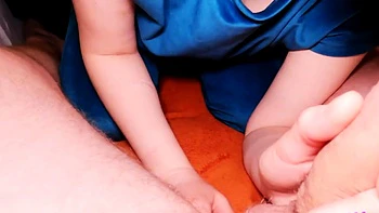 Сводный брат кончает мне на маленькие сиськи - любительское минет