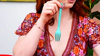 MILF rousse suce et baise en trio familial