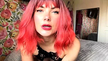 Rothaarige Amateurin wichst extrem auf öffentlicher Toilette