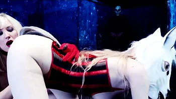 Lesbiana milf en disfraz de pony follada en trío hardcore