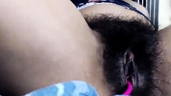 Пушистая MILF мастурбирует анально с игрушками на вебкамеру