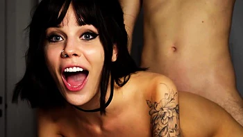 Punk sexy baisée en levrette jusqu'à explosion cérébrale