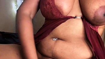 Desi Milf mit riesigen Titten fummelt ihre Fotze