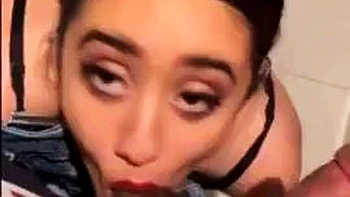 Amadora de peitos grandes chupando rabo