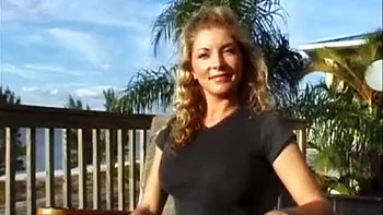 Блондинка-любительница раздевается на публике