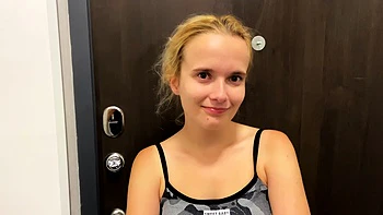 Rubia cachonda chupa y folla a invitado inesperado