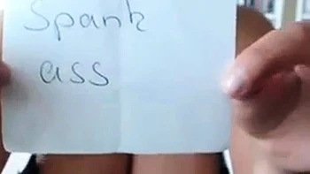 Milf culona se masturba con dildo en webcam