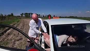 Mia Murkovski é fodida analmente em público pelo taxista