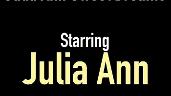 Feurige Cougar Julia Ann mit großen Fake-Titten