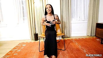 Mignonne trans se masturbe en lingerie