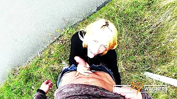 Grosse poitrine, pipe en public POV à Berlin