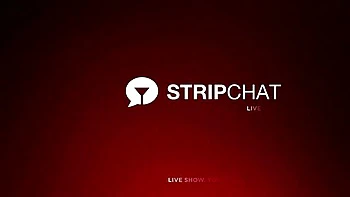 Любительница брюнетка трахается с дилдо, кончая в киску