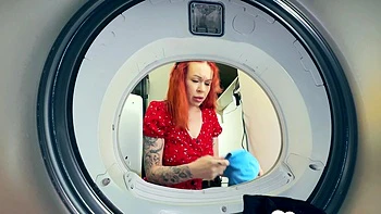 Geile rote T saugt und fickt tief in der Waschmaschine