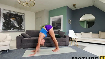 Milf Malusha lässt ihre großen Titten im POV wichsen