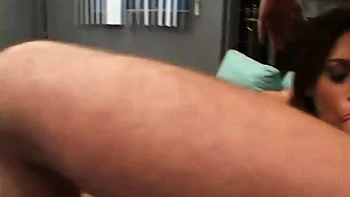 Mia y Jeanie lamen y follan anal en trío