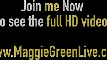 Maggie Green peituda se masturba com dildo enorme