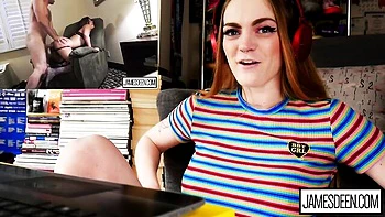 Abbie Maleys kurvige Rothaarige strippt und fickt sich