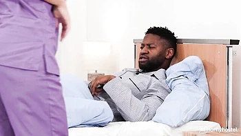 Boneca branca peituda Ema fodida em FMM interracial