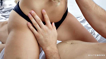 Heiße Blondine reizt und fickt Liebhaber