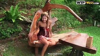 Blonde amateur baisée en levrette