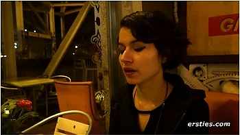 Kleine Vicky fesselt sich und wichst allein