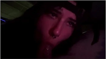 Tétant sa bite jusqu'à ce qu'il jouisse dans ma bouche