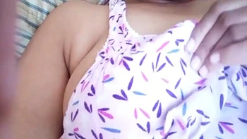 Famosa atriz indiana se masturba com peitos grandes e buceta molhada