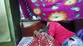 Tía y repartidor se cogen bajo la lluvia