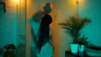 Adolescente asiática morena fodida no chuveiro