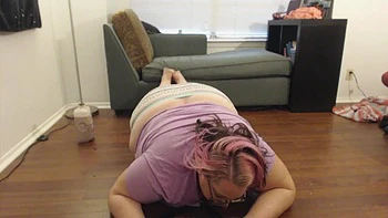 Толстушка мастурбирует соло