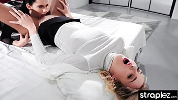 Oxanas Strap-On-Domination und lesbischer Spaß