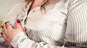 Tgirl ruiva gorda se masturba com roupa de escritório