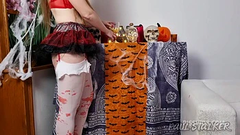 Halloween Alice Maze wird nass und gepisst bei hartem Analshow