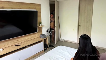 Latina Freundin meines besten Freundes wichst sich, ich konnte nicht widerstehen und fickte