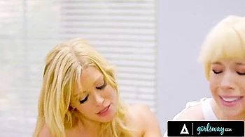 Mature perverse docteur fait squirter la petite Kenzie