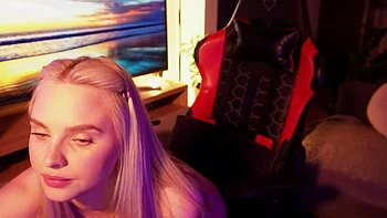 Секси Лекси мастурбирует и писает в одиночку