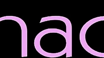 Kleine Ladyboy wichst kleinen Schwanz