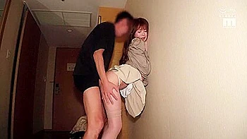 POV asiático ao ar livre com amiga de infância e creampie