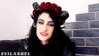 Gothique baisée en DP dans un gangbang à 5 bites